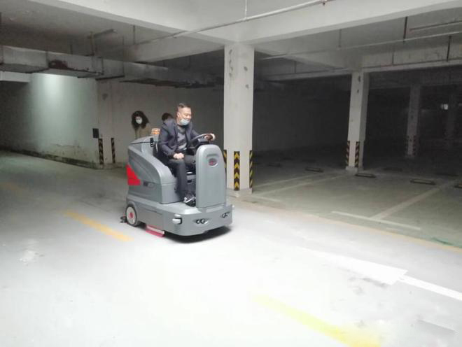 崇明小区物业保洁不用人力改用驾驶式洗地机了